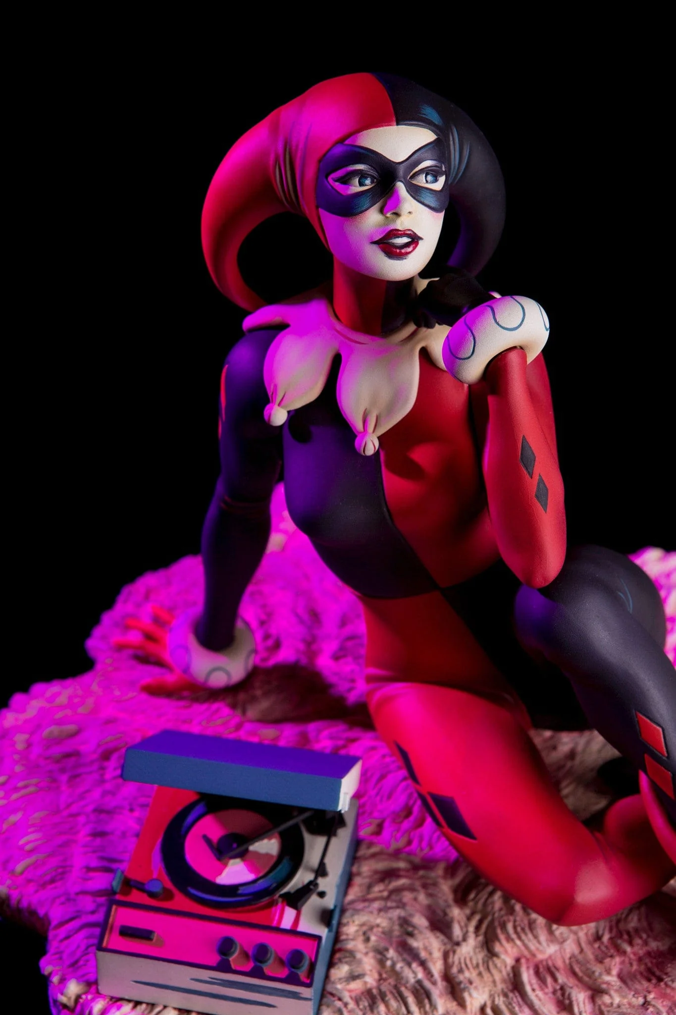 Batman – "Waiting for My J Man" Harley Quinn Statue - Image 22